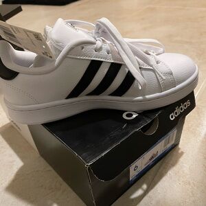 Woman’s adidas grand court new size 6.